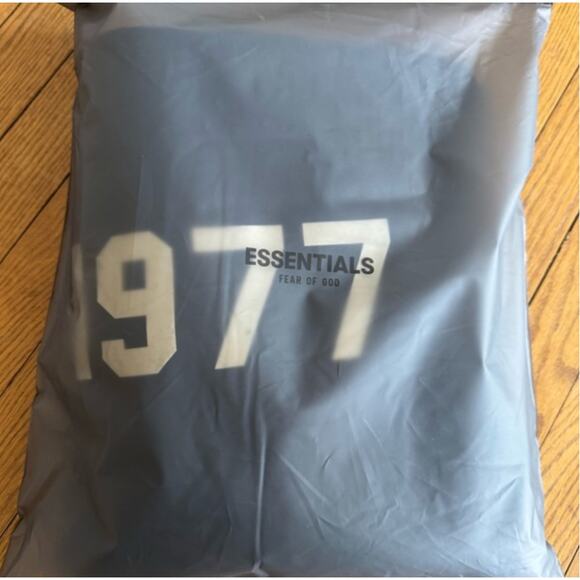 (S) NWT $280 Fear of God Essentials 1977 Hoodie Iron Black - Picture 4 of 4